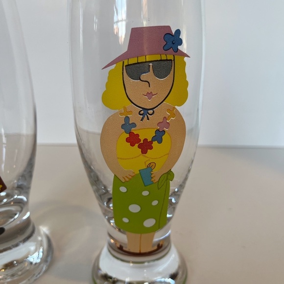 Pair of Glass Tumblers of Man and Woman on Vacation - Picture 4 of 9